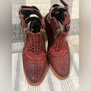 Freebird Dalia in Wine. Size 6.  Laser-Cut moon and stars. Excellent Condition.